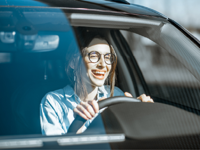 Mujer feliz conduciendo su coche