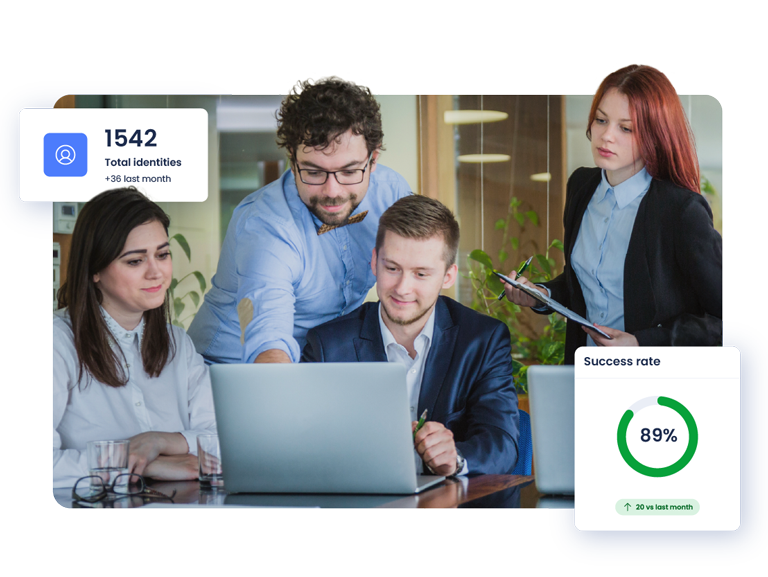 Equipo de trabajo observa un portátil en el que ven ven las interacciones mensuales