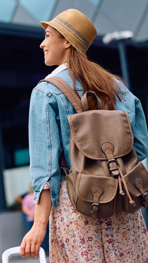 Viajera con maleta y mochila