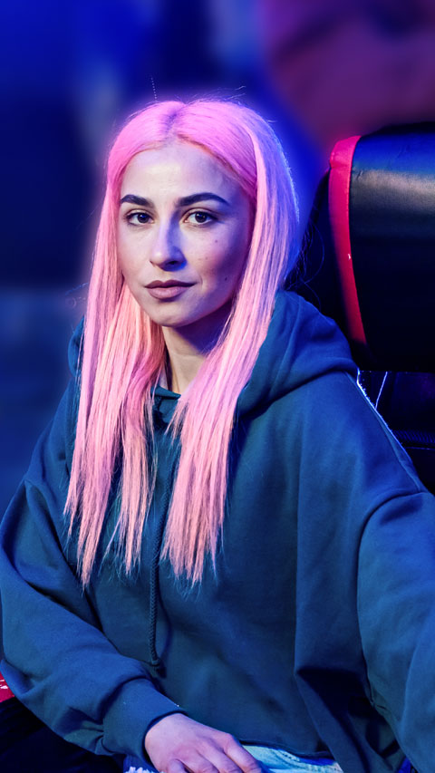 Chica joven con aspecto de gamer, mirando a cámara