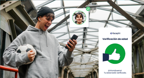 Joven muy contento tras ver su dispositivo móvil