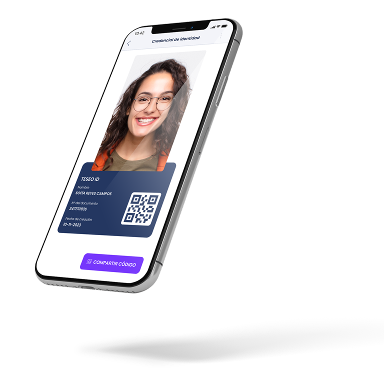Dispositivo móvil con la credencial de identidad de una usuaria en pantalla