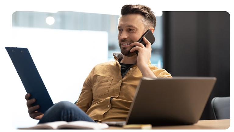 Personne du support parlant au téléphone tout en consultant le contenu d’un document