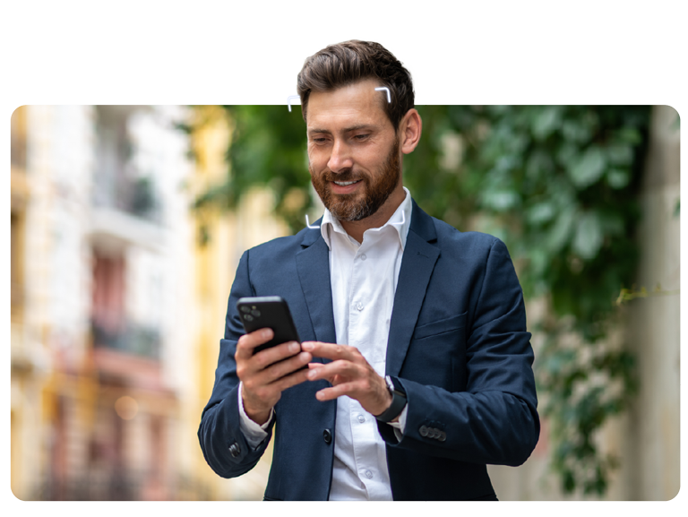 Un usuario de la tecnología de Facephi interactúa con un dispositivo móvil