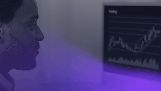 Usuario observando en su ordenador de escritorio la evolución de los mercados financieros