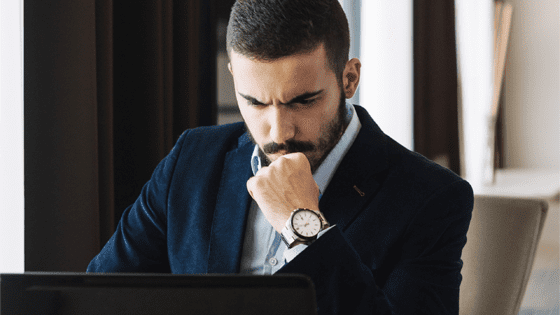 Ejecutivo concentrado mirando el ordenador