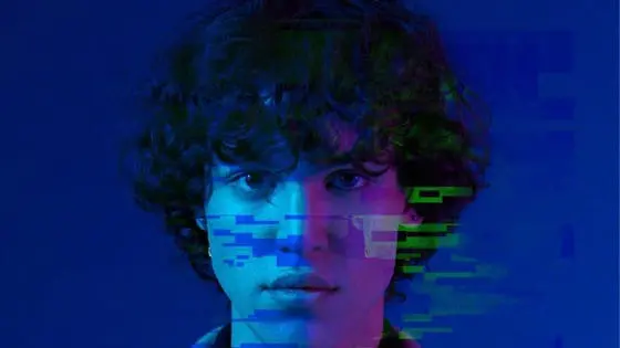 Cara distorsionada de un joven