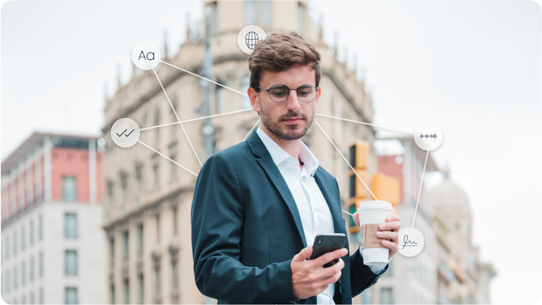 Jovem com café para viagem na mão, consultando o celular