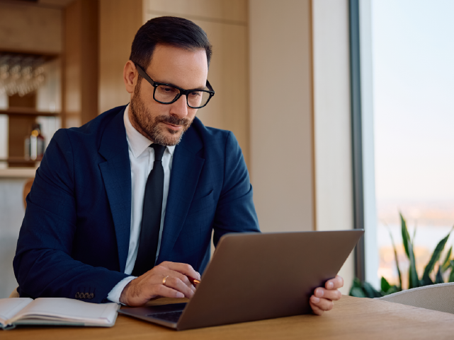 Executivo com laptop