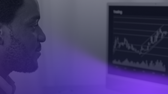 Usuario observando en su ordenador de escritorio la evolución de los mercados financieros