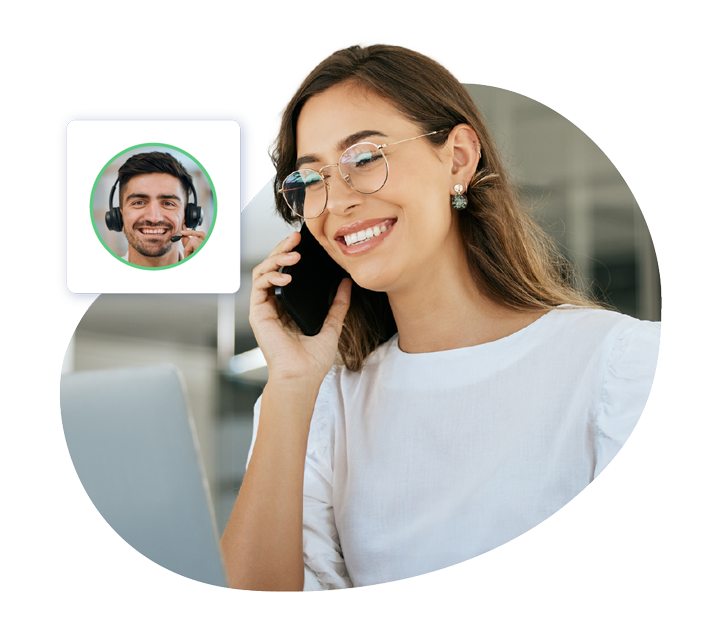 Usuaria hablando por el teléfono móvil en contacto con uno de nuestros operadores