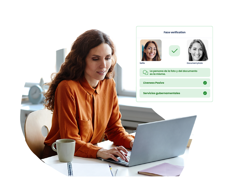 Usuaria confirmando su identidad desde un portátil con aplicación Facephi Identity Platform