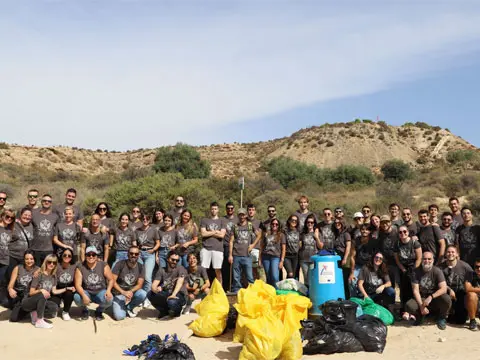 Plantilla de Facephi Alicante en una jornada de limpieza del litoral