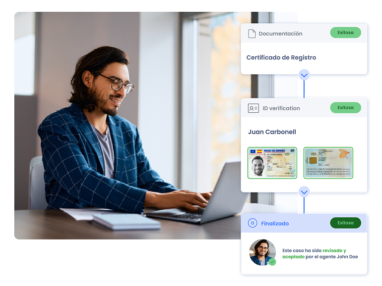 Usuario verificando su identidad desde el portátil con las soluciones de Facephi