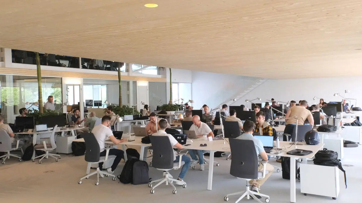 Nuestras oficinas centrales en Alicante con la plantilla trabajando
