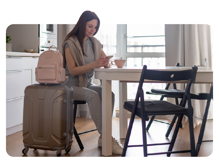 Viajera haciendo el check-in desde su casa