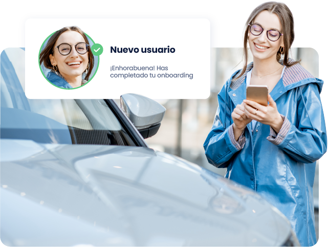 Usuaria frente a un vehículo haciendo el onboarding
