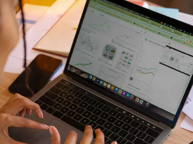 Portátil cuya pantalla muestra movimientos de una cuenta