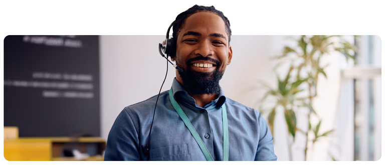 Trabajador del Customer Support Center mirando a cámara sonriente