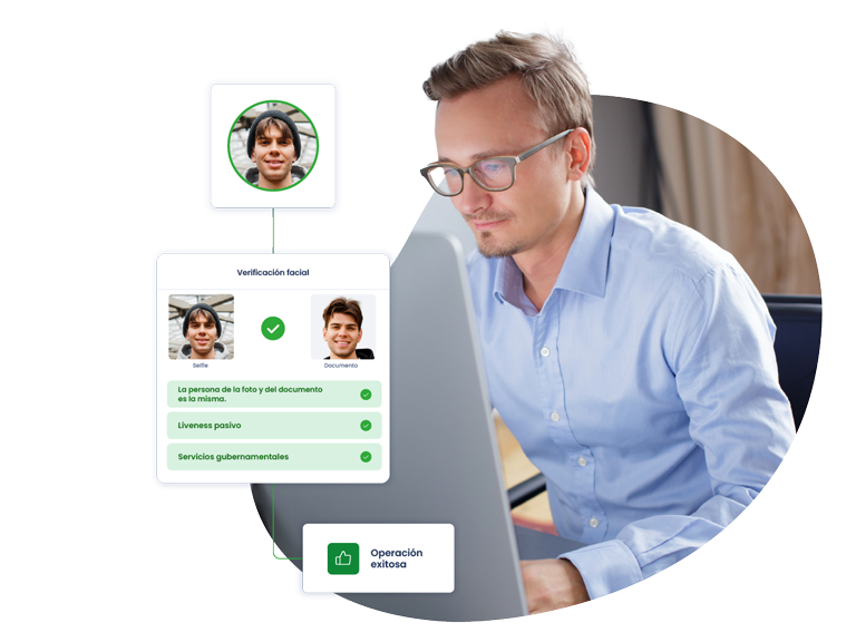 Usuario comprobando la verificación facial exitosa de otro usuario