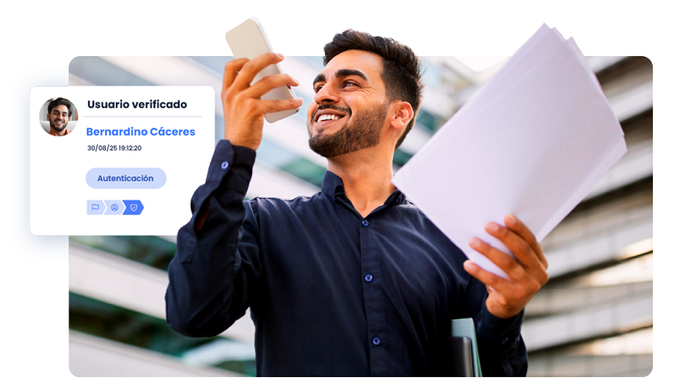 Usuario con documentación en una mano y el dispositivo móvil en la otra