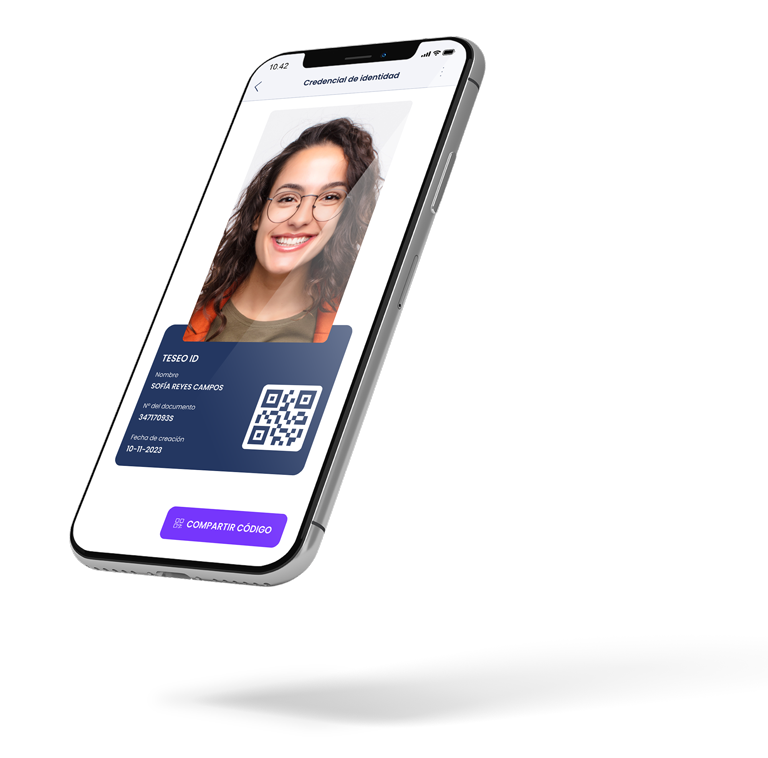 Dispositivo móvil con la credencial de identidad de una usuaria en pantalla