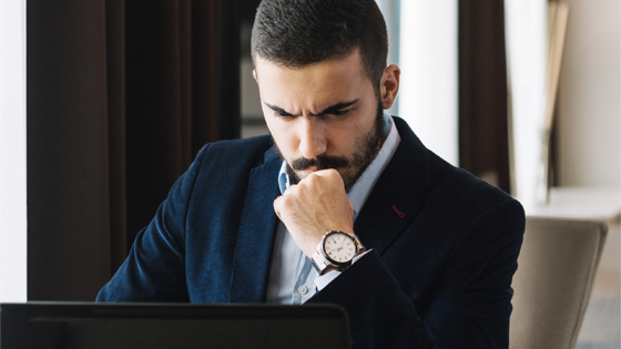 Ejecutivo concentrado mirando el ordenador