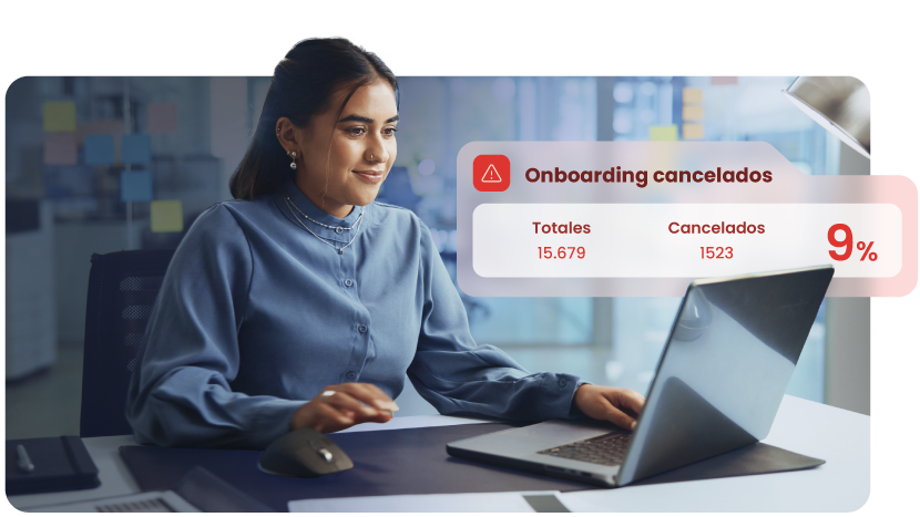 Trabajadora de compañía comprobando el número de onboardings hecho y cancelados