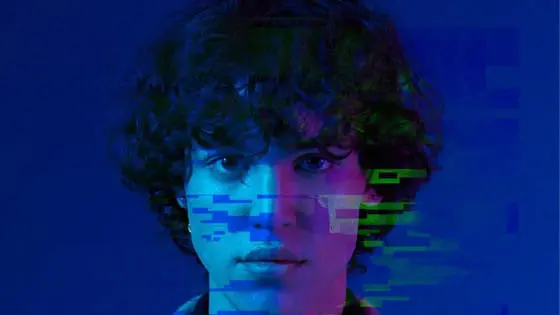 Cara distorsionada de un joven