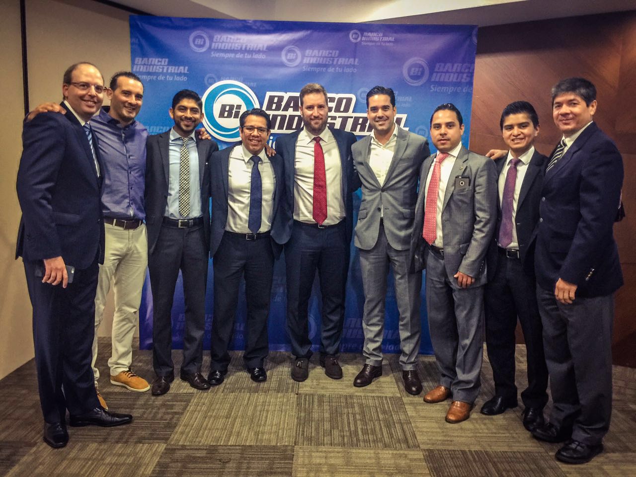 retrato grupal de facephi con Banco Industrial de Guatemala