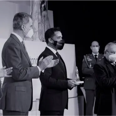 Javier Mira recibiendo el premio a la pyme del año 2020