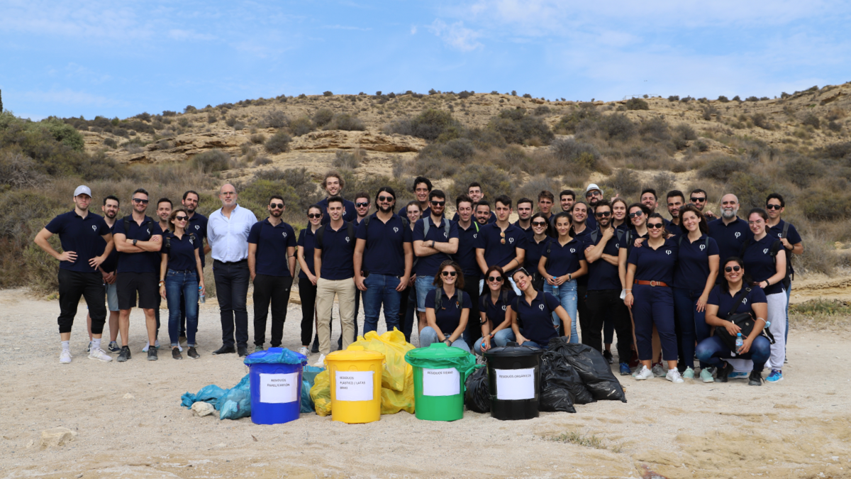 Foto equipo recogida de residuos en playa