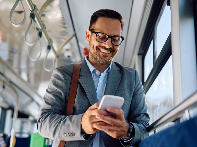 Un usuario consulta su móvil en un autobús