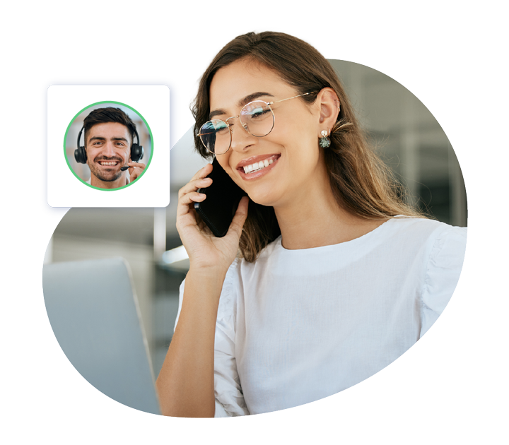 Usuaria hablando por el teléfono móvil en contacto con uno de nuestros operadores