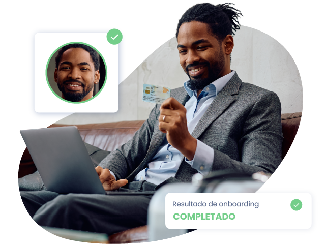 Usuario con portátil haciendo onboarding