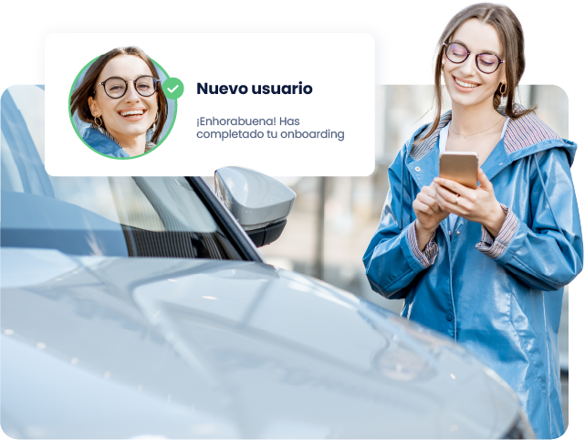 Usuaria frente a un vehículo haciendo el onboarding