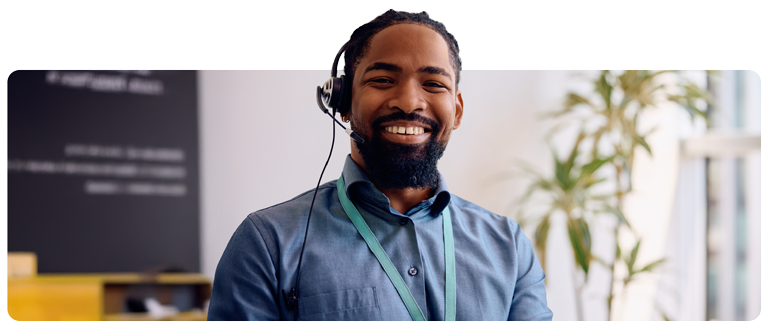 Trabajador del Customer Support Center mirando a cámara sonriente