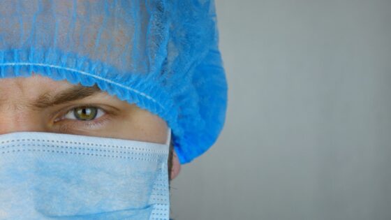 enfermero con mascarilla de frente