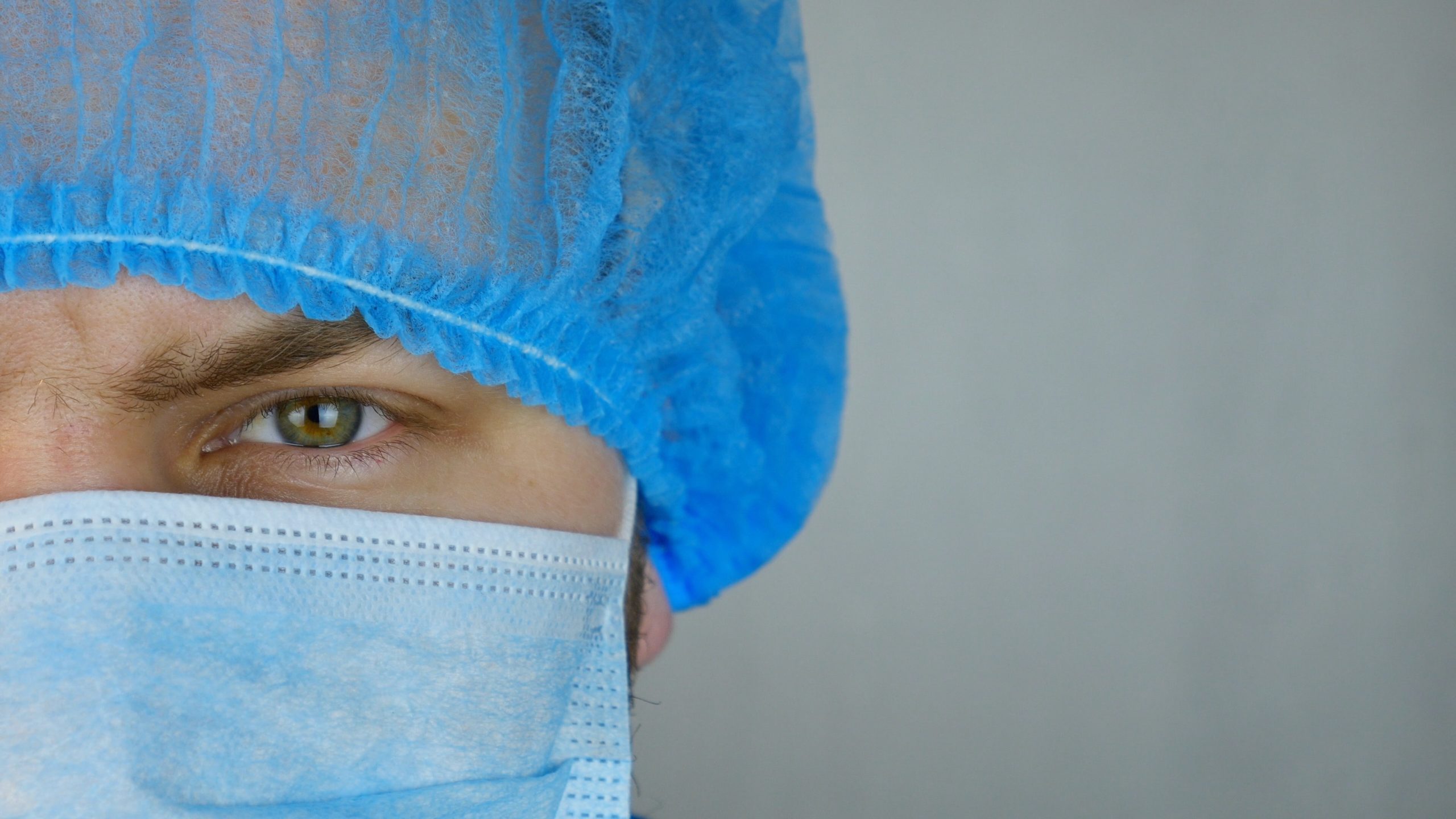 enfermero con mascarilla de frente