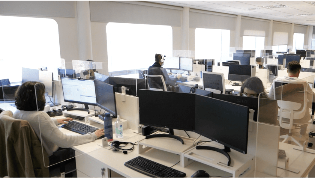 oficinas y empleados en ordenadores