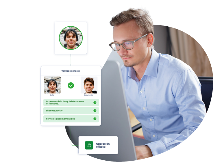 Usuario comprobando la verificación facial exitosa de otro usuario
