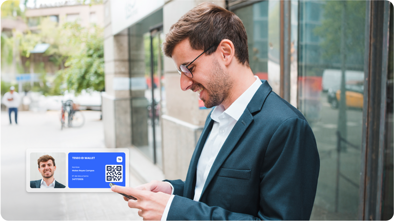Usuario autenticando una operación a través del móvil con Teseo ID Wallet