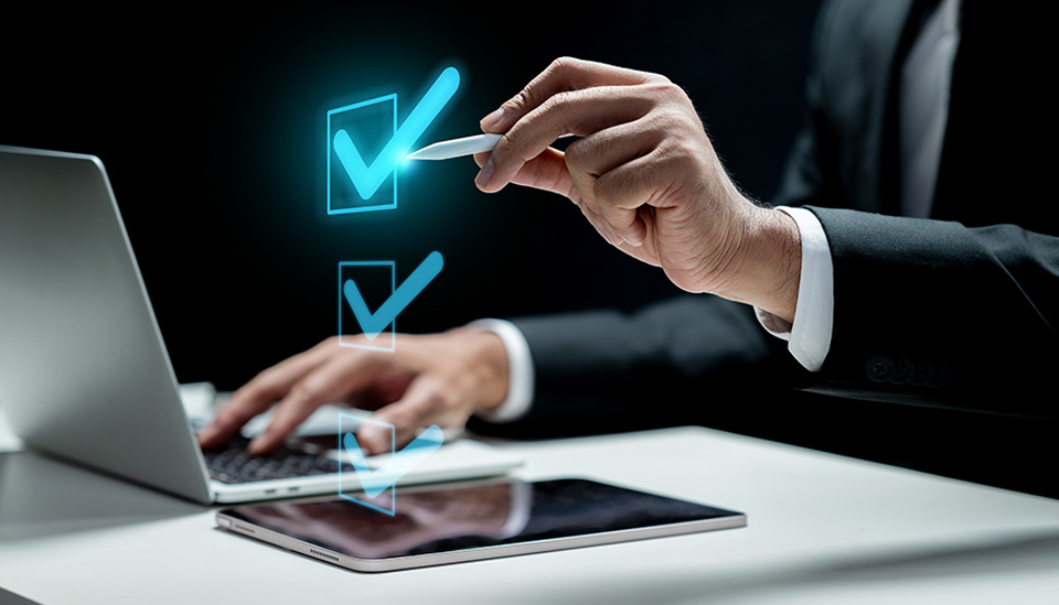 Una persona marca un checkbox virtual con un lápiz digital
