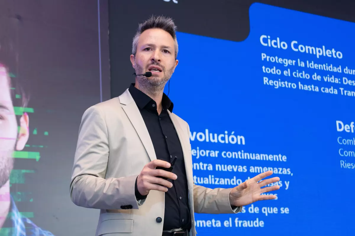 Barrachina dando un discurso en el Digital trust meet Mexico