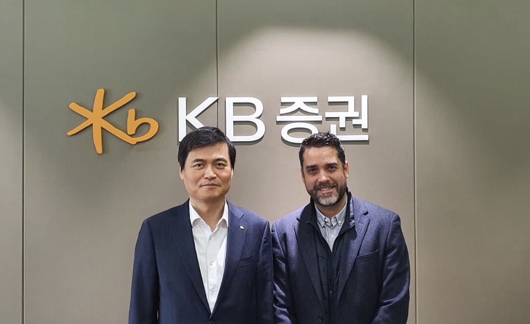 Kim Myeong Seop, KB Securities’ Managing Director and Javier Mira, FacePhi’s CEO